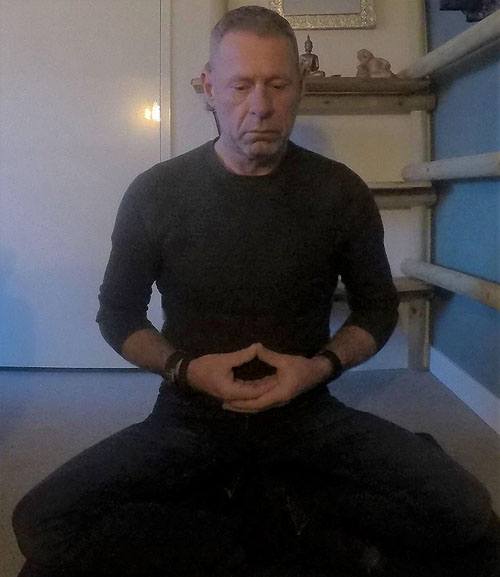 Ad zit in meditatiehouding